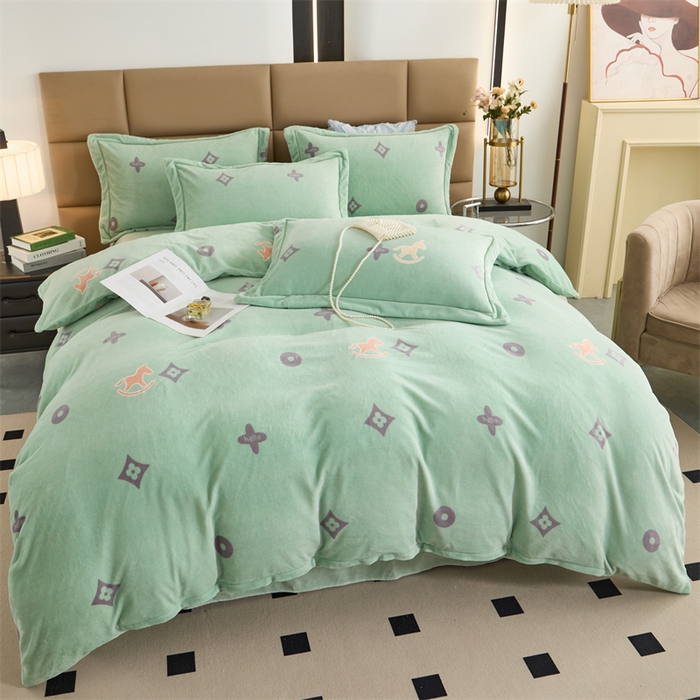 91家纺网 家纺一手货源 找家纺 优姿家纺 2025新款加厚全消光牛奶绒印花四件套 幸运草-绿