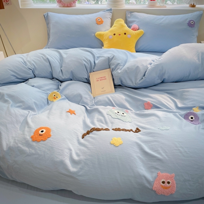 91家纺网 家纺一手货源 找家纺 葡萄家 2024新款毛巾绣水洗云朵棉萌系小怪兽四件套 小怪兽-天空蓝