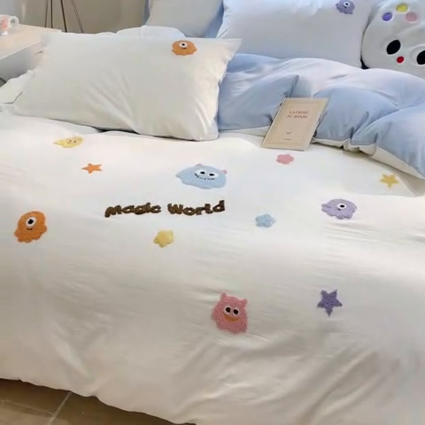 91家纺网 家纺一手货源 找家纺 葡萄家 2024新款毛巾绣水洗云朵棉萌系小怪兽四件套 小怪兽-白蓝