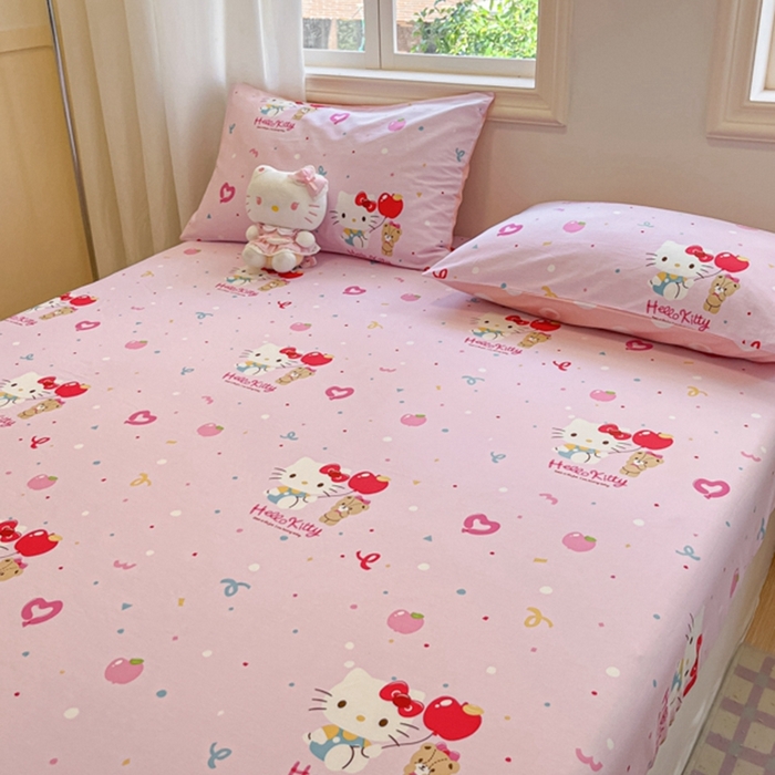 91家纺网 家纺一手货源 找家纺 博雅 2024新款三丽鸥卡通系列全棉印花床笠 小熊苹果KT