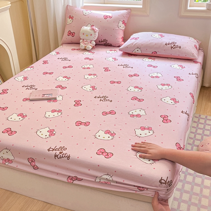 91家纺网 家纺一手货源 找家纺 博雅 2024新款三丽鸥卡通系列全棉印花床笠 粉色蝴蝶结KT