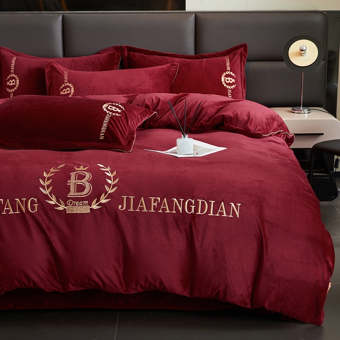91家纺网 家纺一手货源 找家纺 绣女坊 2024新款高克重宝宝绒四件套 眷恋-酒红色