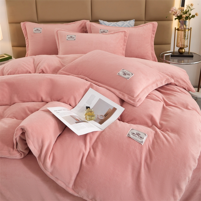 91家纺网 家纺一手货源 找家纺 优姿家纺 2025新款加厚全消光牛奶绒印花四件套 淡粉玉