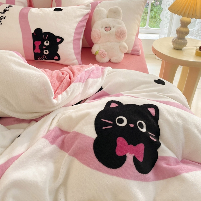 91家纺网 家纺一手货源 找家纺 莱米家纺 2024新款7斤重牛奶绒卡通小版四件套系列 波浪小猫