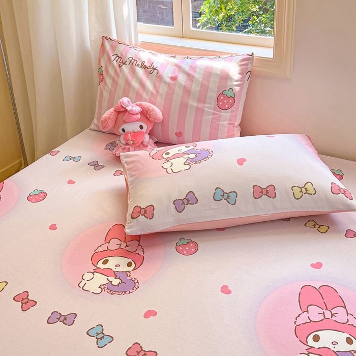 91家纺网 家纺一手货源 找家纺 博雅 2024新款三丽鸥卡通系列全棉印花床笠 草莓条纹美乐蒂