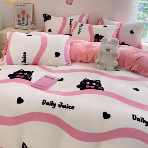 91家纺网 家纺一手货源 找家纺 莱米家纺 2024新款7斤重牛奶绒卡通小版四件套系列 波浪小猫