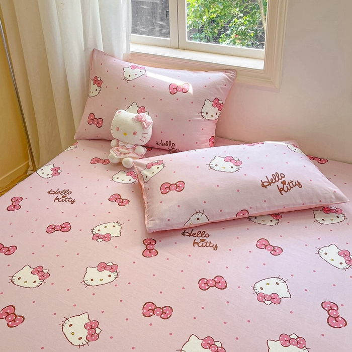 91家纺网 家纺一手货源 找家纺 博雅 2024新款三丽鸥卡通系列全棉印花床笠 粉色蝴蝶结KT