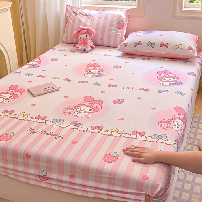 91家纺网 家纺一手货源 找家纺 博雅 2024新款三丽鸥卡通系列全棉印花床笠 草莓条纹美乐蒂