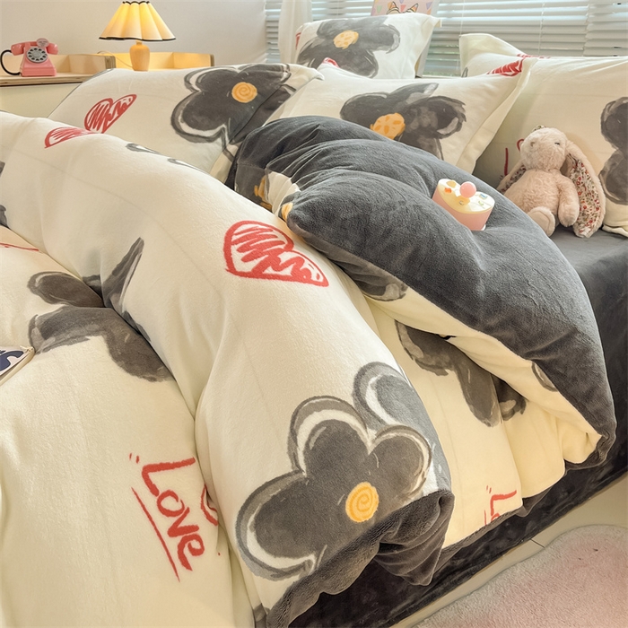 91家纺网 家纺一手货源 找家纺 2024新款A类AB版加厚保暖双面牛奶绒印花四件套--小清新系列 字母爱心花朵