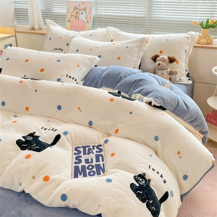 91家纺网 家纺一手货源 找家纺 2024新款A类AB版加厚保暖双面牛奶绒印花四件套--小清新系列 白底小猫