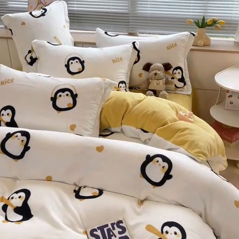 91家纺网 家纺一手货源 找家纺 2024新款A类AB版加厚保暖双面牛奶绒印花四件套--小清新系列 字母企鹅