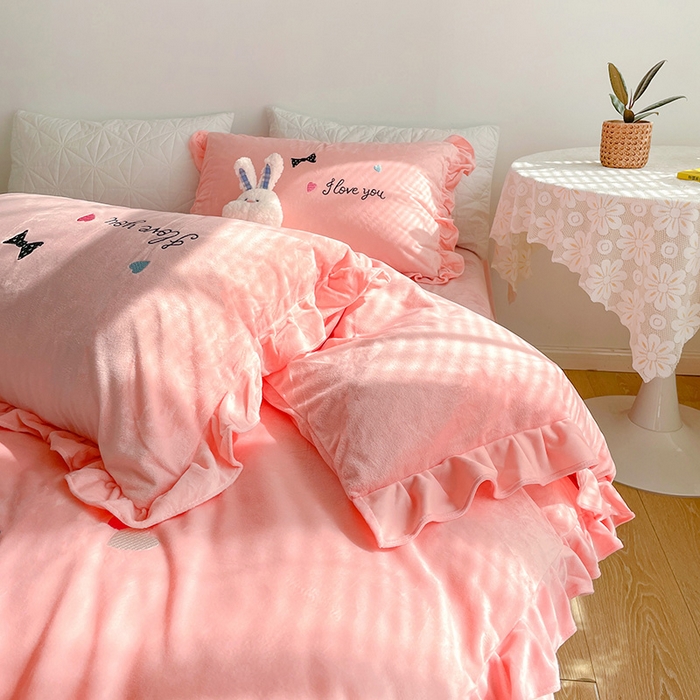 91家纺网 家纺一手货源 找家纺 梵克保罗 2024新款卡通韩版婴儿绒绣花四件套萌萌兔