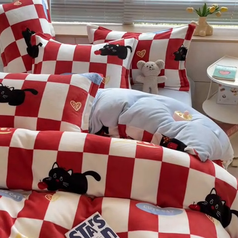 91家纺网 家纺一手货源 找家纺 2024新款A类AB版加厚保暖双面牛奶绒印花四件套--小清新系列 红格子猫