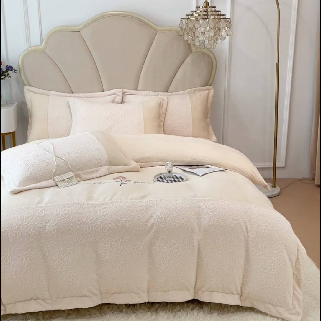 91家纺网 家纺一手货源 找家纺 梵克保罗2024牛奶绒雕花拼接刺绣款四件套-假日玫瑰（含买家秀）奶芋白