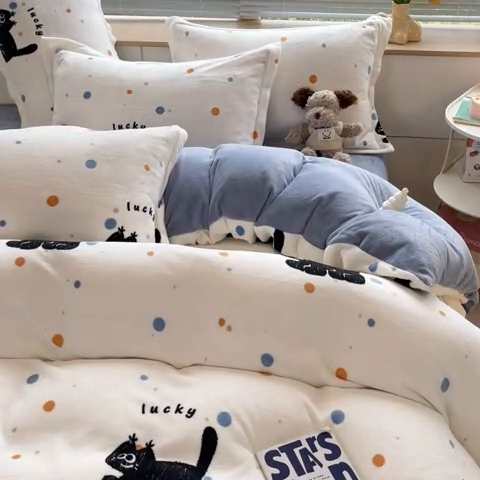 91家纺网 家纺一手货源 找家纺 2024新款A类AB版加厚保暖双面牛奶绒印花四件套--小清新系列 白底小猫