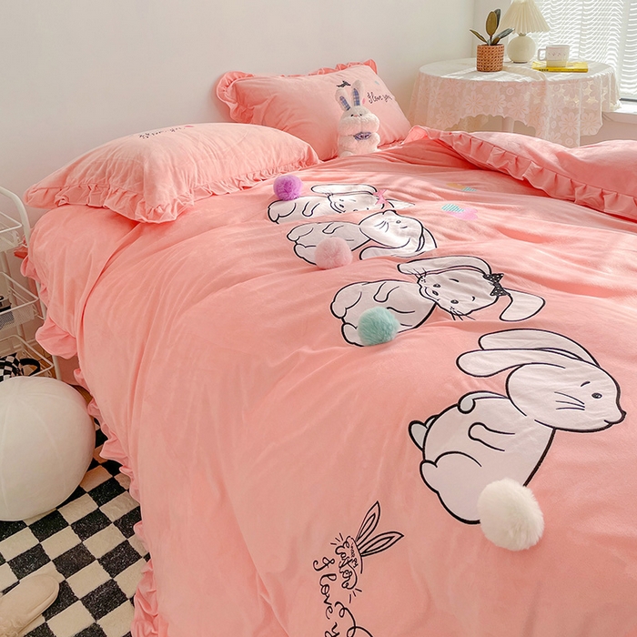 91家纺网 家纺一手货源 找家纺 梵克保罗 2024新款卡通韩版婴儿绒绣花四件套萌萌兔