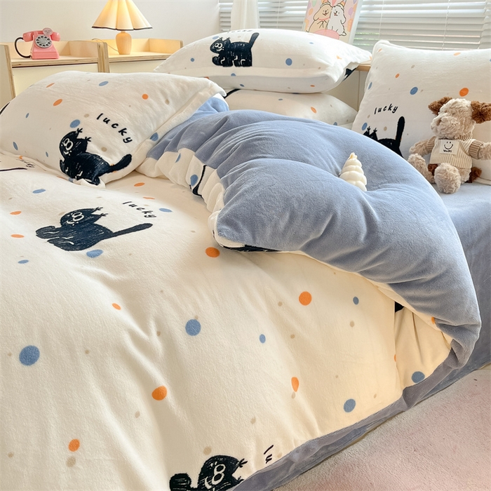 91家纺网 家纺一手货源 找家纺 2024新款A类AB版加厚保暖双面牛奶绒印花四件套--小清新系列 白底小猫