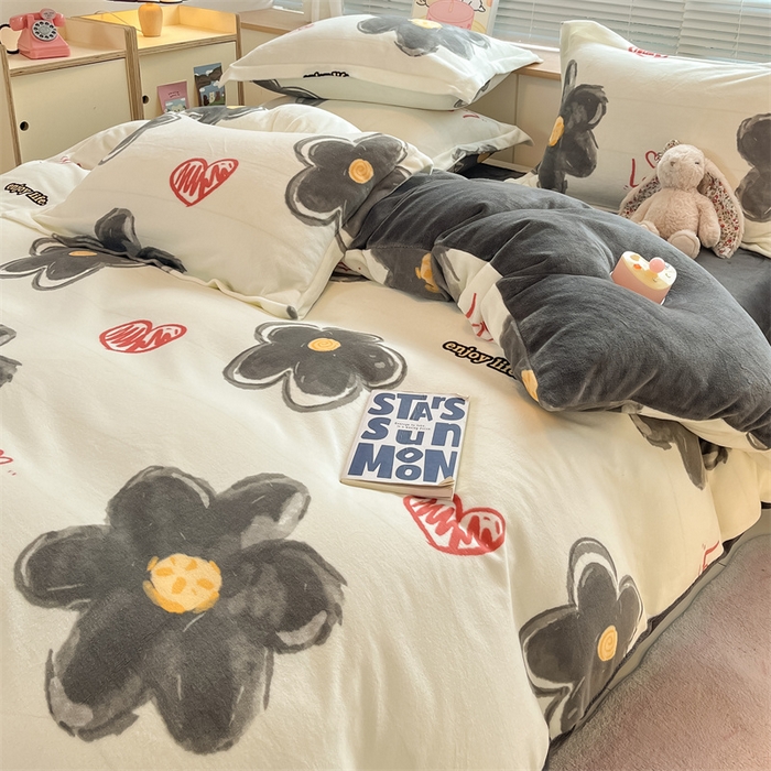 91家纺网 家纺一手货源 找家纺 2024新款A类AB版加厚保暖双面牛奶绒印花四件套--小清新系列 字母爱心花朵