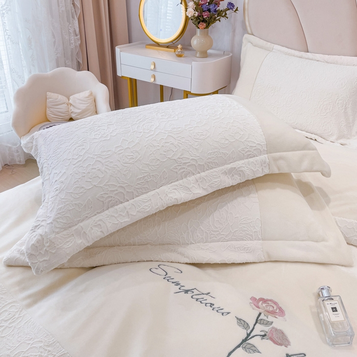 91家纺网 家纺一手货源 找家纺 梵克保罗2024牛奶绒雕花拼接刺绣款四件套-假日玫瑰（含买家秀）奶芋白