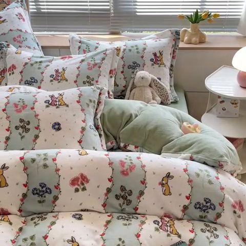91家纺网 家纺一手货源 找家纺 2024新款A类AB版加厚保暖双面牛奶绒印花四件套--小清新系列 兔子花朵