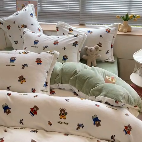 91家纺网 家纺一手货源 找家纺 2024新款A类AB版加厚保暖双面牛奶绒印花四件套--小清新系列 衣服小熊