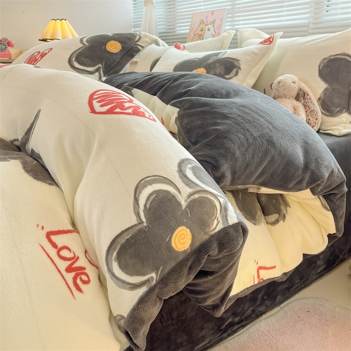 91家纺网 家纺一手货源 找家纺 2024新款A类AB版加厚保暖双面牛奶绒印花四件套--小清新系列 字母爱心花朵