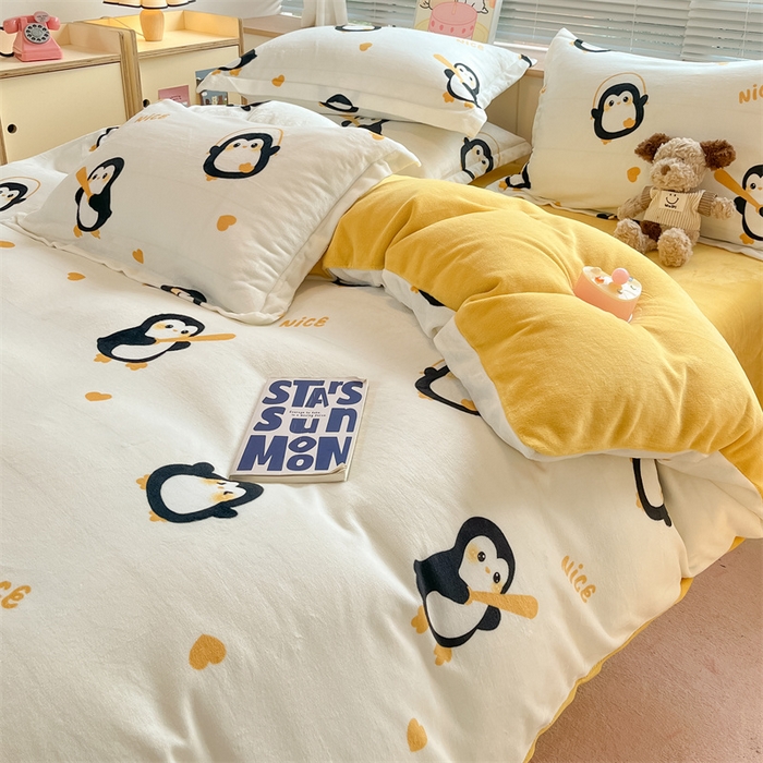 91家纺网 家纺一手货源 找家纺 2024新款A类AB版加厚保暖双面牛奶绒印花四件套--小清新系列 字母企鹅