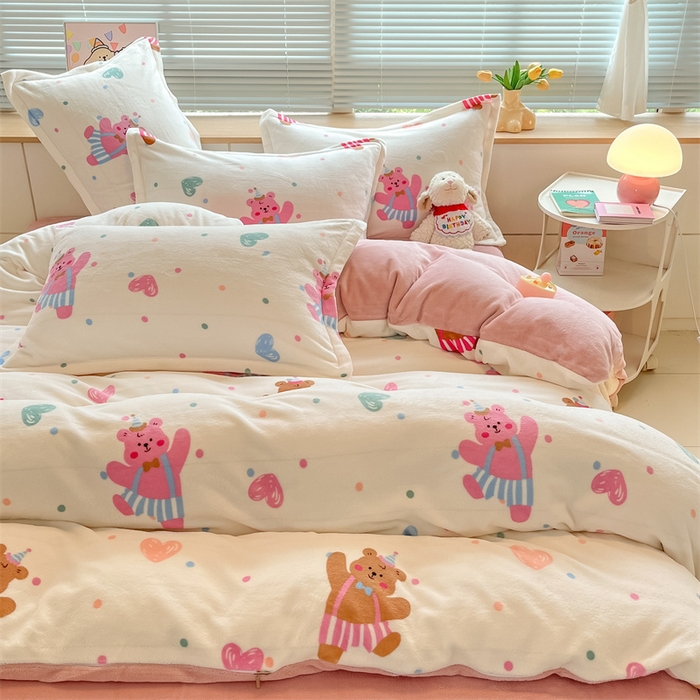 91家纺网 家纺一手货源 找家纺 2024新款A类AB版加厚保暖双面牛奶绒印花四件套--小清新系列 熊宝宝