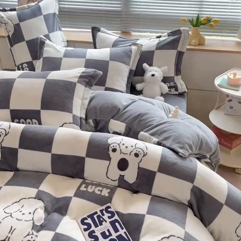 91家纺网 家纺一手货源 找家纺 2024新款A类AB版加厚保暖双面牛奶绒印花四件套--小清新系列 好运小狗