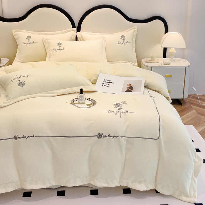 91家纺网 家纺一手货源 找家纺 梵克保罗 2024秋冬新款高克重牛奶绒轻奢花卉刺绣-玫瑰庄园米白