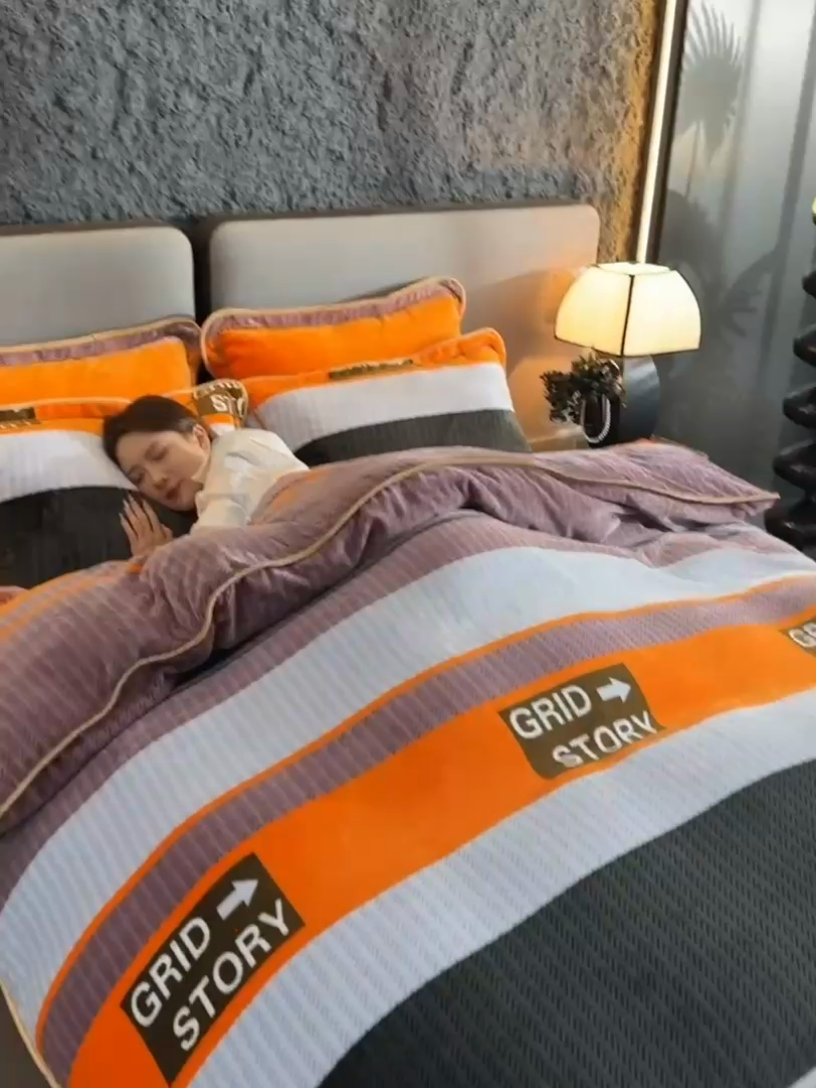 91家纺网 家纺一手货源 找家纺 紫月轩 2024新款日产2万套高克重8.5斤牛奶绒四件套法莱绒四件套 简约风尚