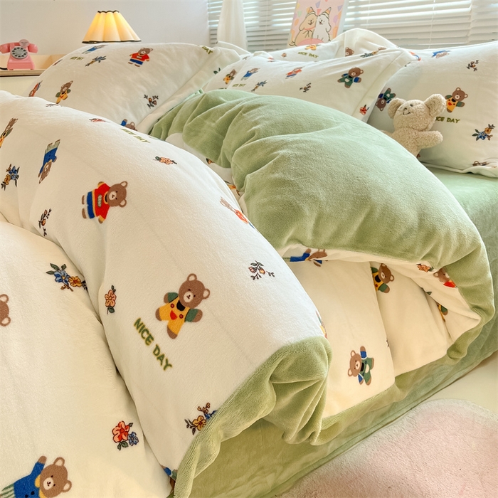 91家纺网 家纺一手货源 找家纺 2024新款A类AB版加厚保暖双面牛奶绒印花四件套--小清新系列 衣服小熊