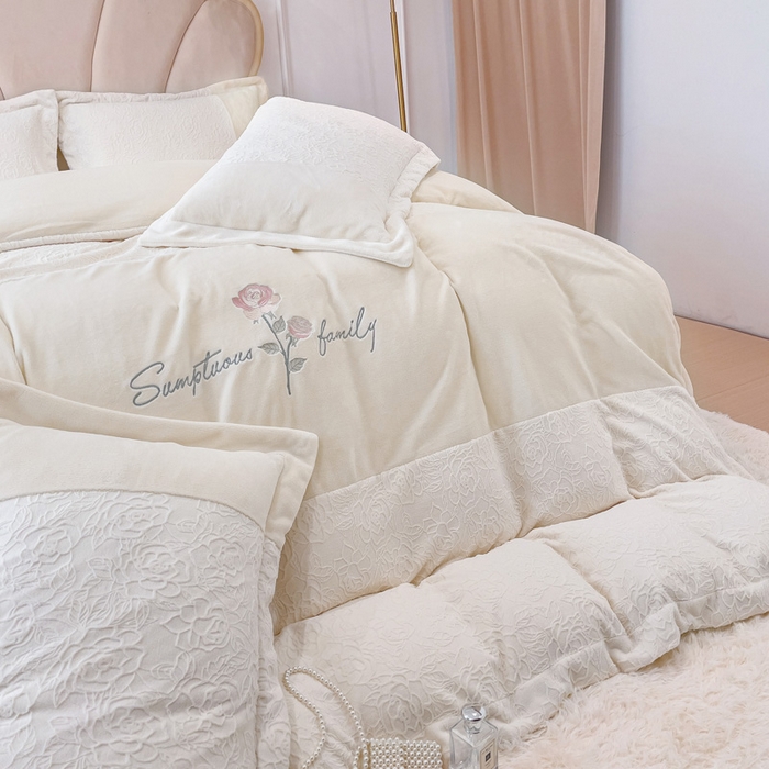 91家纺网 家纺一手货源 找家纺 梵克保罗2024牛奶绒雕花拼接刺绣款四件套-假日玫瑰（含买家秀）奶芋白