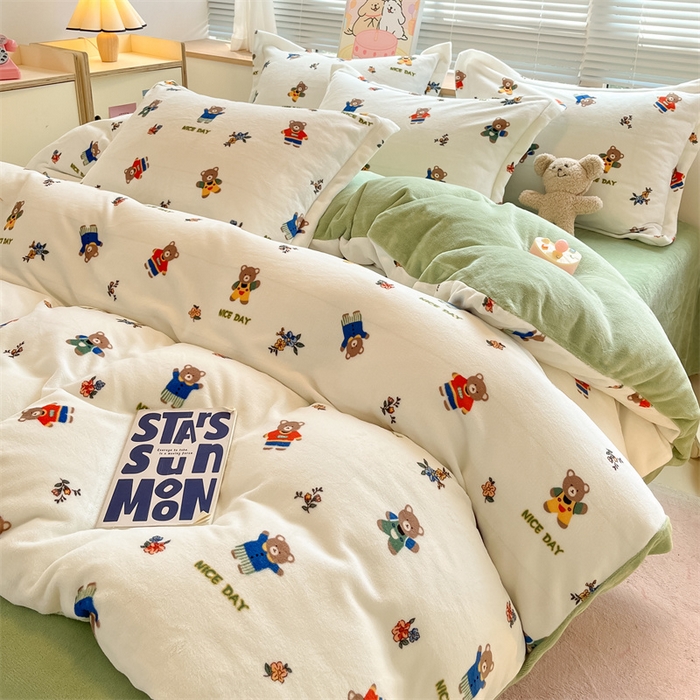 91家纺网 家纺一手货源 找家纺 2024新款A类AB版加厚保暖双面牛奶绒印花四件套--小清新系列 衣服小熊