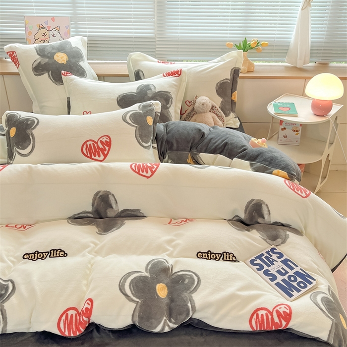 91家纺网 家纺一手货源 找家纺 2024新款A类AB版加厚保暖双面牛奶绒印花四件套--小清新系列 字母爱心花朵