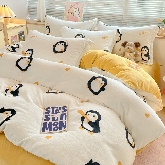 91家纺网 家纺一手货源 找家纺 2024新款A类AB版加厚保暖双面牛奶绒印花四件套--小清新系列 字母企鹅