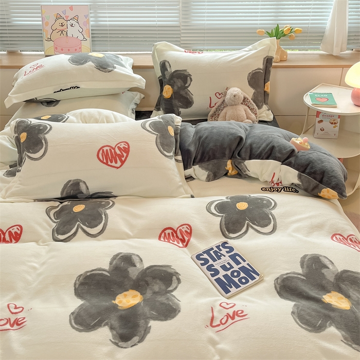 91家纺网 家纺一手货源 找家纺 2024新款A类AB版加厚保暖双面牛奶绒印花四件套--小清新系列 字母爱心花朵