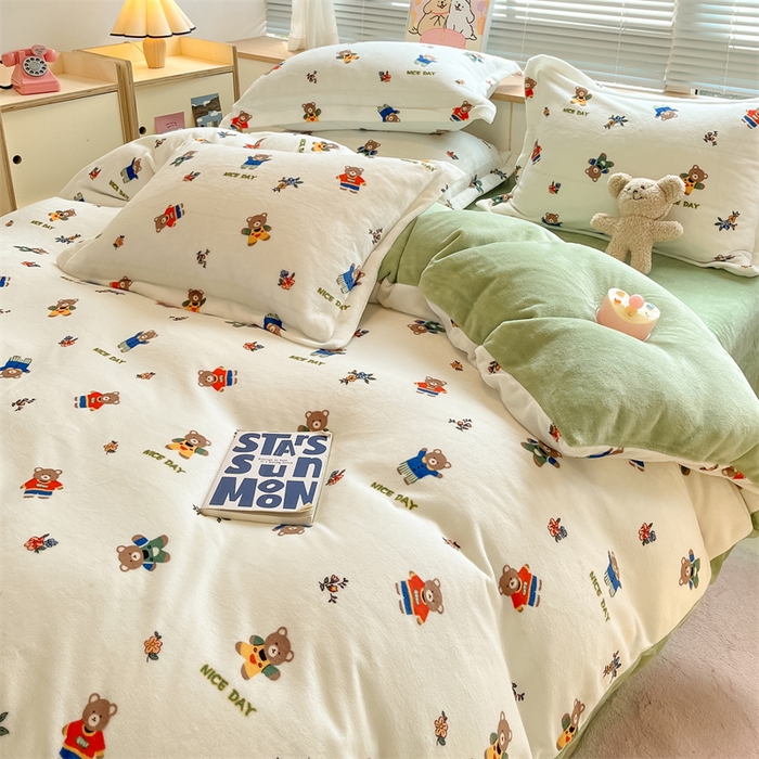 91家纺网 家纺一手货源 找家纺 2024新款A类AB版加厚保暖双面牛奶绒印花四件套--小清新系列 衣服小熊