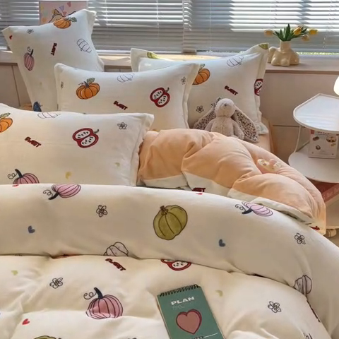 91家纺网 家纺一手货源 找家纺 2024新款A类AB版加厚保暖双面牛奶绒印花四件套--小清新系列 彩色南瓜