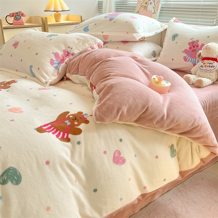 91家纺网 家纺一手货源 找家纺 2024新款A类AB版加厚保暖双面牛奶绒印花四件套--小清新系列 熊宝宝