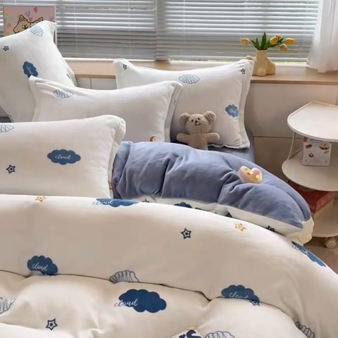 91家纺网 家纺一手货源 找家纺 2024新款A类AB版加厚保暖双面牛奶绒印花四件套--小清新系列 月亮云朵