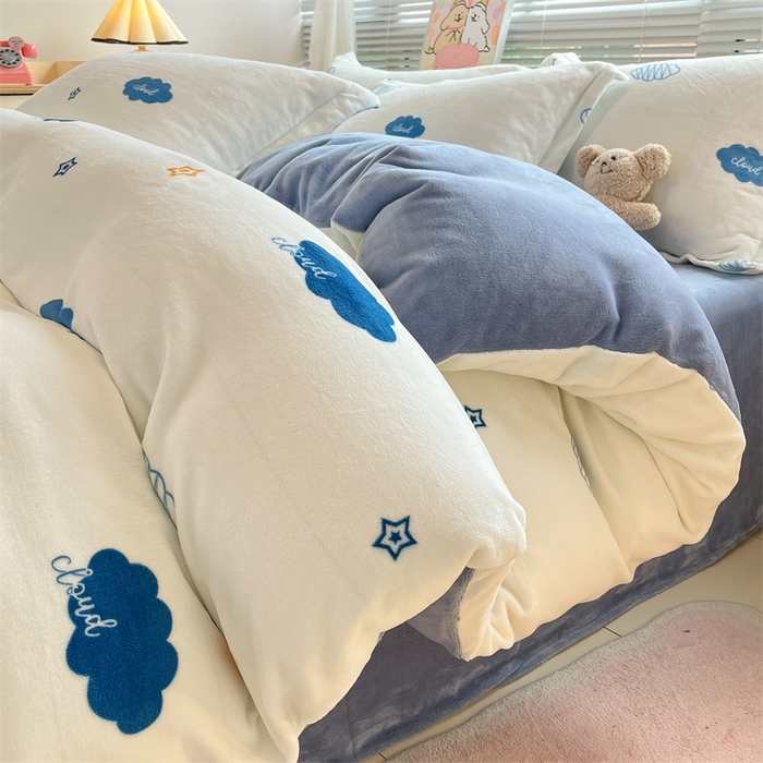 91家纺网 家纺一手货源 找家纺 2024新款A类AB版加厚保暖双面牛奶绒印花四件套--小清新系列 月亮云朵