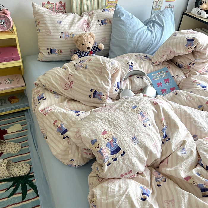 91家纺网 家纺一手货源 找家纺 原素 2024学生季专属A类水洗棉印花四件套 熊熊好朋友