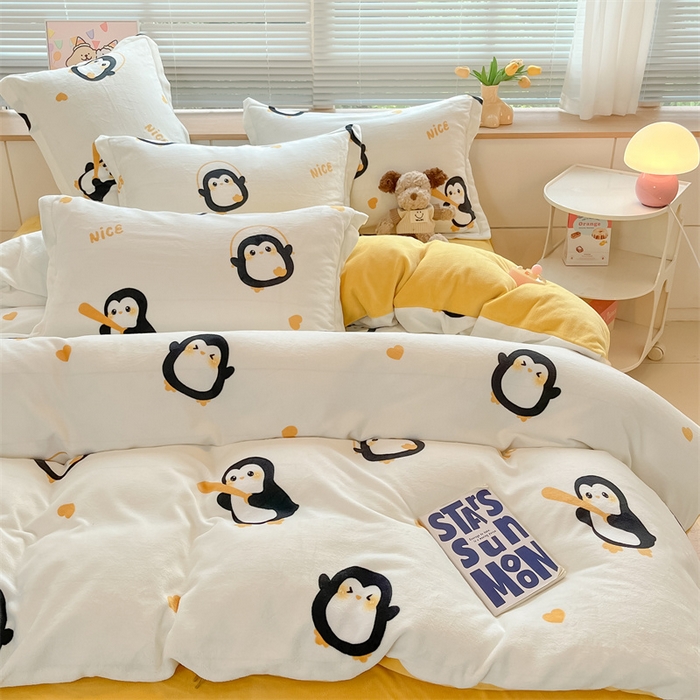 91家纺网 家纺一手货源 找家纺 2024新款A类AB版加厚保暖双面牛奶绒印花四件套--小清新系列 字母企鹅