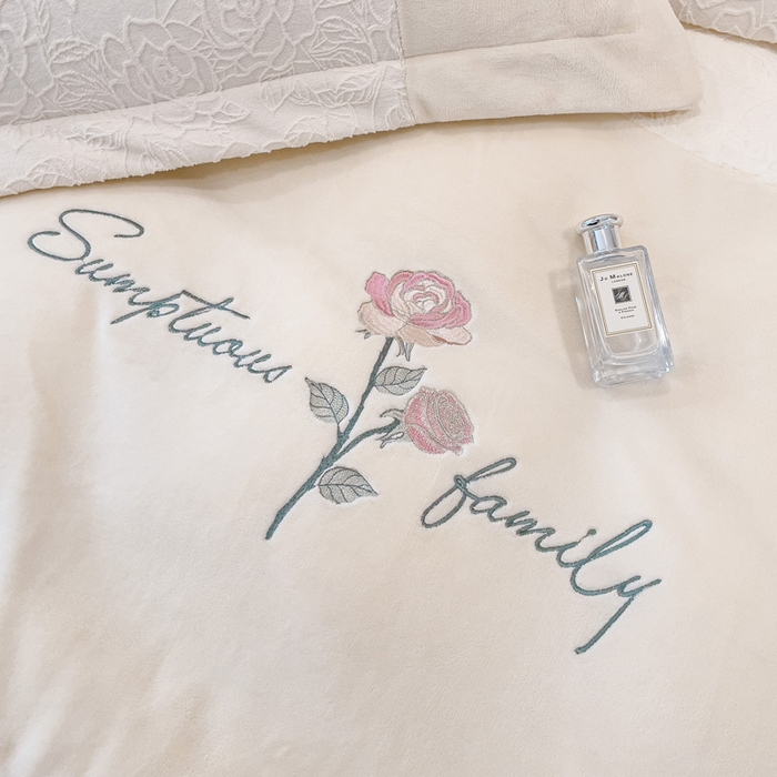 91家纺网 家纺一手货源 找家纺 梵克保罗2024牛奶绒雕花拼接刺绣款四件套-假日玫瑰（含买家秀）奶芋白