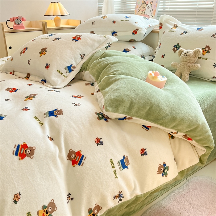 91家纺网 家纺一手货源 找家纺 2024新款A类AB版加厚保暖双面牛奶绒印花四件套--小清新系列 衣服小熊