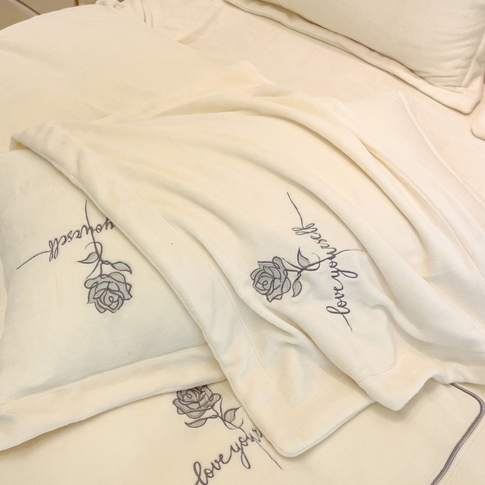 91家纺网 家纺一手货源 找家纺 梵克保罗 2024秋冬新款高克重牛奶绒轻奢花卉刺绣-玫瑰庄园米白