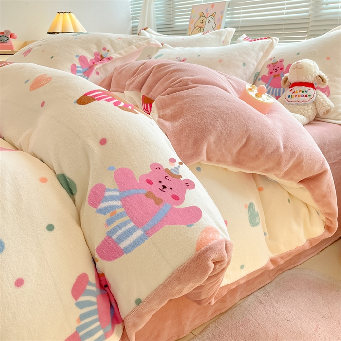 91家纺网 家纺一手货源 找家纺 2024新款A类AB版加厚保暖双面牛奶绒印花四件套--小清新系列 熊宝宝