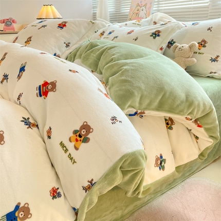 91家纺网 家纺一手货源 找家纺 2024新款A类AB版加厚保暖双面牛奶绒印花四件套--小清新系列 衣服小熊