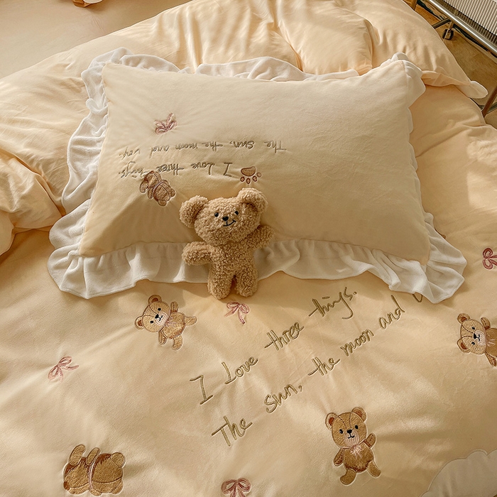 91家纺网 家纺一手货源 找家纺 梵克保罗 2024新款卡通韩版婴儿绒绣花四件套熊宝贝-米